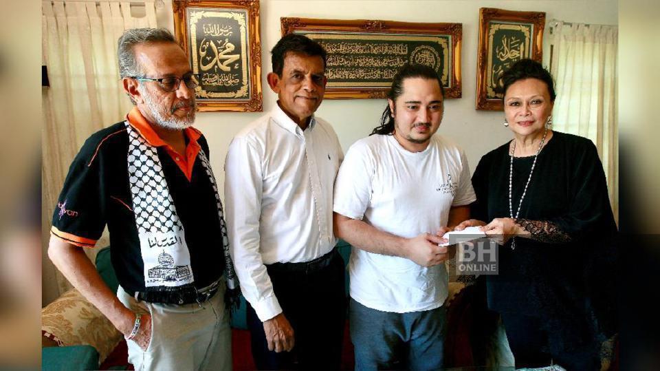 KARYAWAN bantu rawatan mata Iqbal